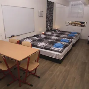 Apartment School - Your Unique Place In By Metro Vysehrad, Prag