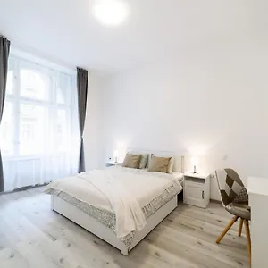 Apartment New Near Dancing House, Prag