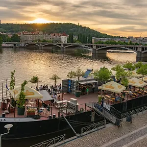  Апартаменты Cozy At Main Station